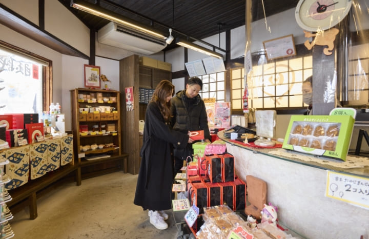 本舗目玉おやじまんじゅう店内