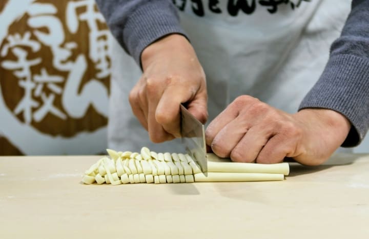 中野うどん学校讃岐うどんを切る