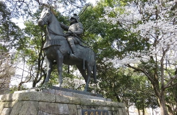 高虎公銅像（春）