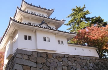 津城復興櫓（秋）