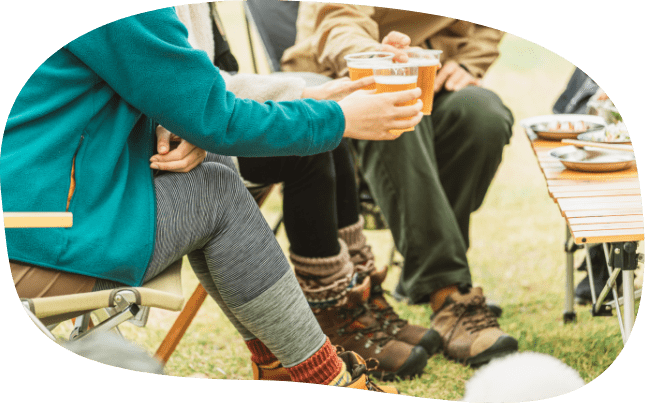 高原の木道を歩く人々