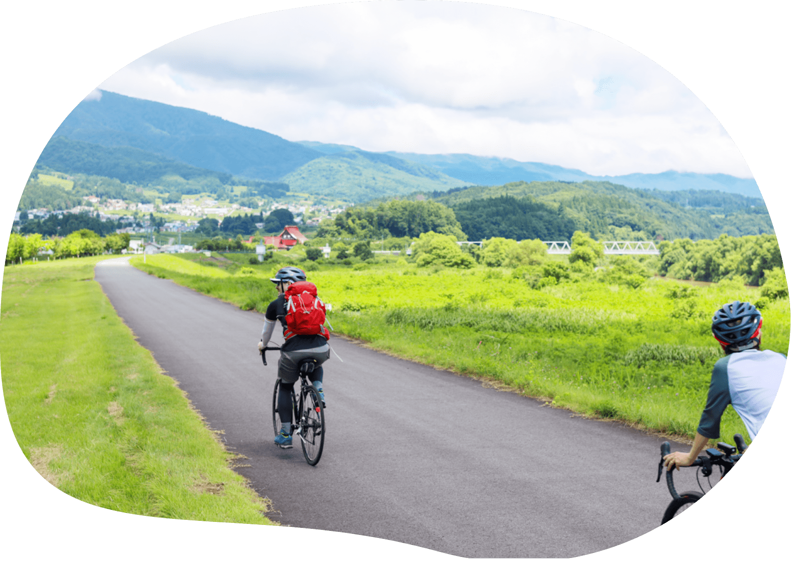 夏山の稜線を歩く登山者