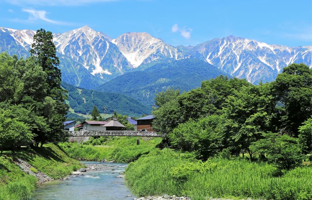 北アルプスと川が見える風景
